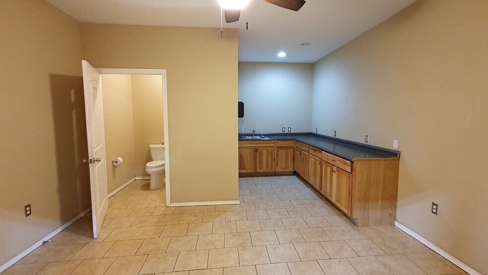 More Photos Of 7511 Oak Bluff Dr, Magnolia Warehouse For Sale