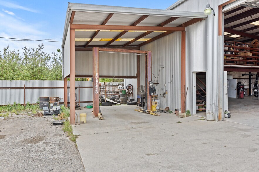 More Photos Of 955 W Kingsbury St, Seguin Auto Repair For Sale
