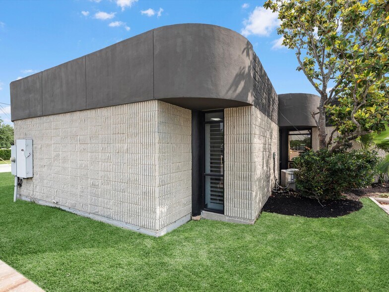 More Photos Of 525 Blossom St, Webster Medical For Sale