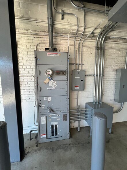 More Photos Of 1926 E 14th St, Los Angeles Warehouse For Lease