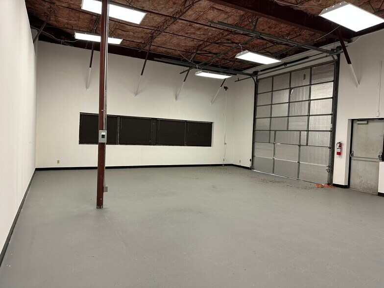 More Photos Of 10595 Westoffice Dr, Houston Light Distribution For Lease