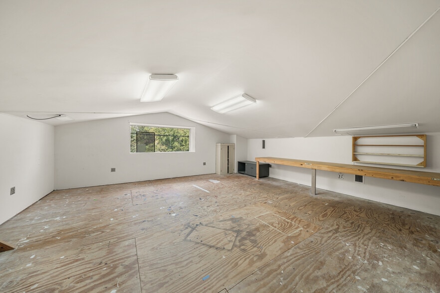 More Photos Of 4231 Bellaire Blvd, Houston Light Distribution For Lease