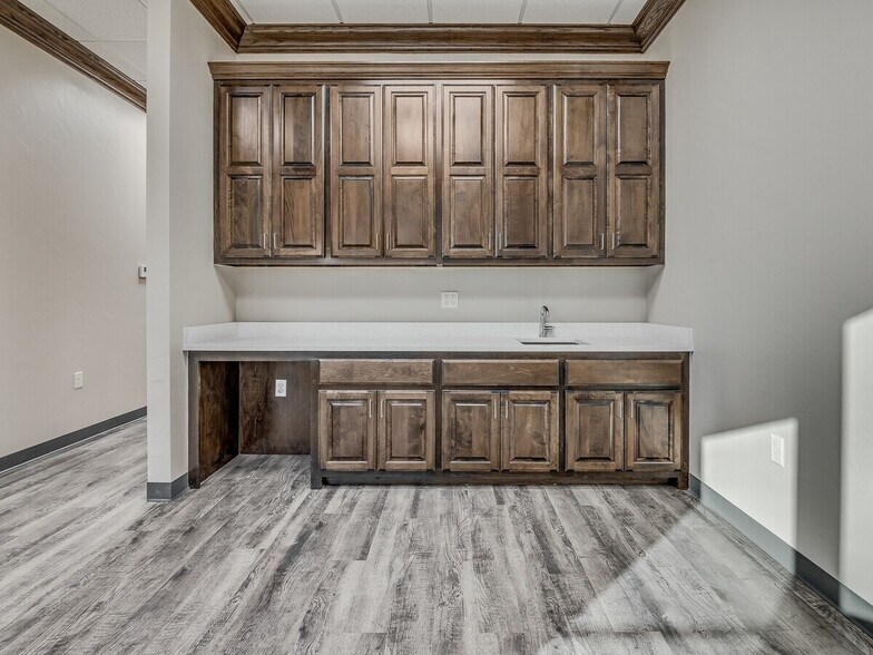 More Photos Of 611 Hundred Oaks Dr, Edmond Warehouse For Sale