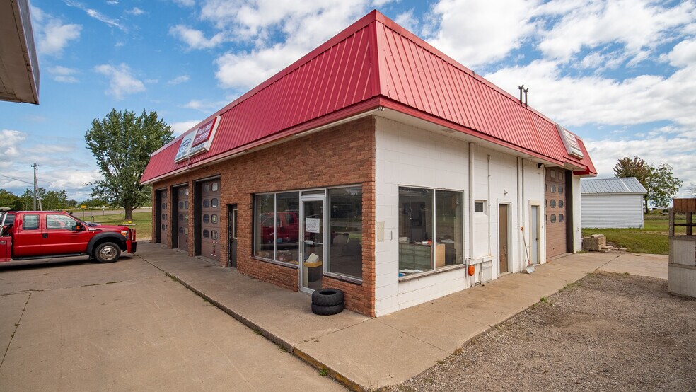More Photos Of 900 Shields Ave, Wabasha General Retail For Sale