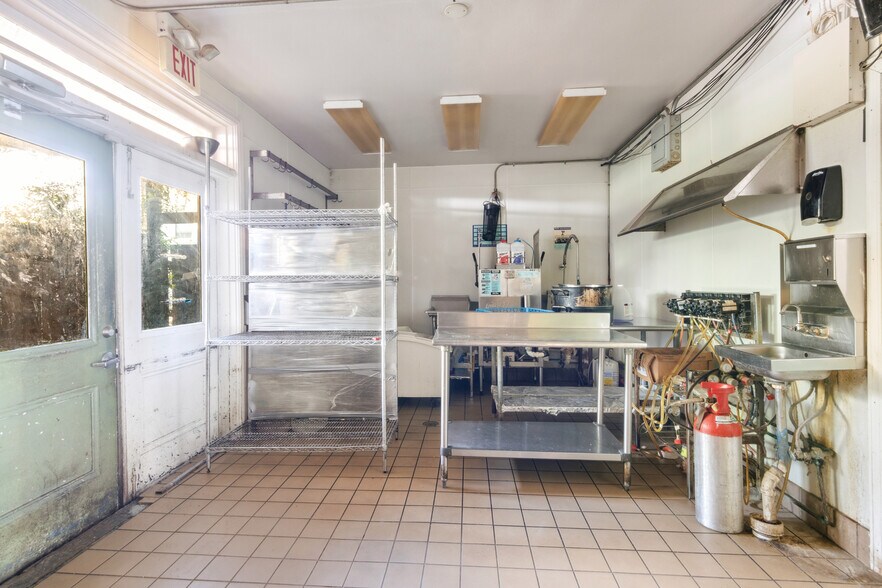 More Photos Of 5015 Magazine St, New Orleans General Retail For Lease