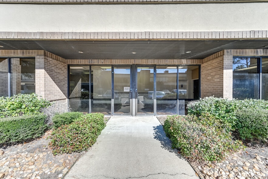 More Photos Of 9802 Whithorn Dr, Houston Office For Sale