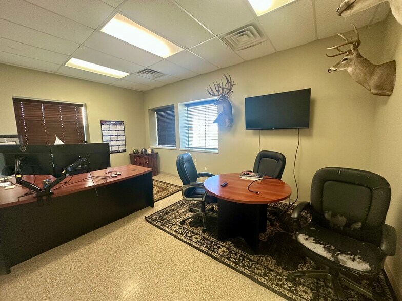 More Photos Of 4904 Railroad St, Deer Park Service For Lease