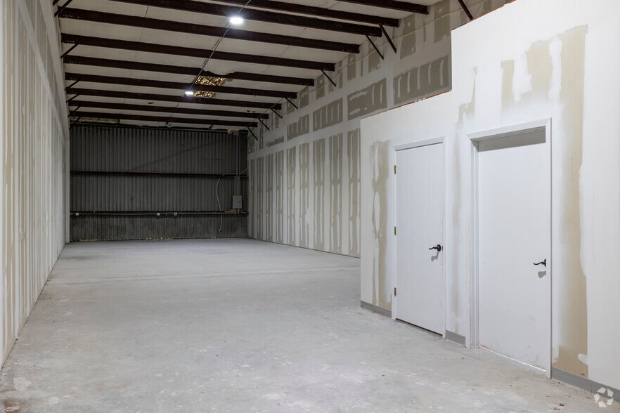 More Photos Of 130 Mitchell Rd, Houston Unknown For Lease