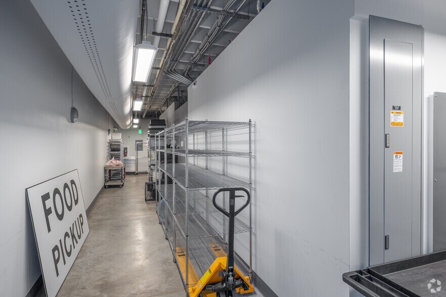 More Photos Of 427 Lombrano St, San Antonio Manufacturing For Lease