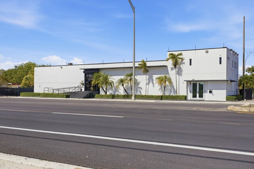 More Photos Of 22790 S Dixie Hwy, Miami Showroom For Lease