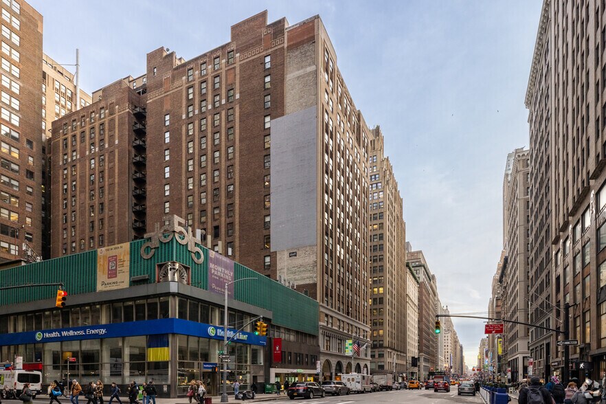 More Photos Of 501 Fashion Ave, New York Office For Lease