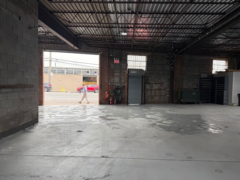 More Photos Of 1401 Commerce Ave, Bronx Warehouse For Lease