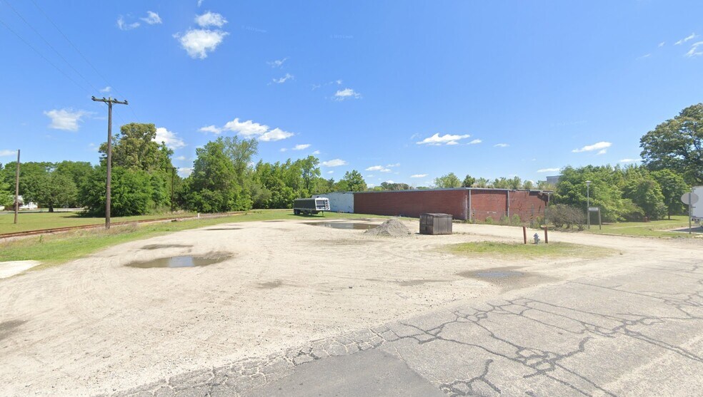 More Photos Of 201 E Armfield St, Saint Pauls Manufacturing For Lease