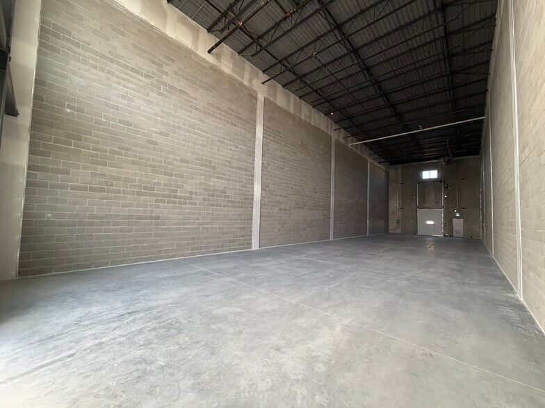 More Photos Of 10910 Dixie Rd, Brampton Warehouse For Lease