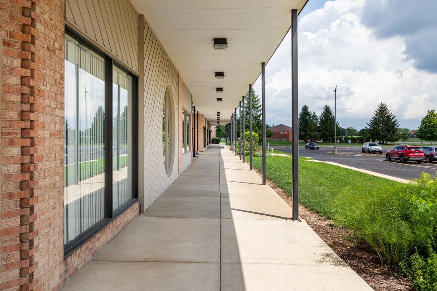 More Photos Of 391 Quadrangle Dr, Bolingbrook Office For Sale