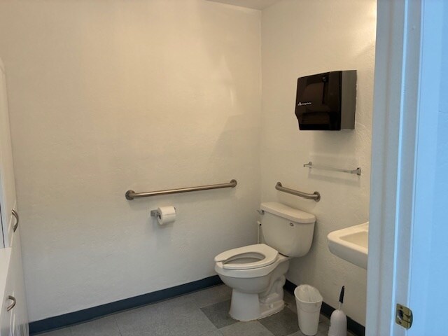 More Photos Of 1750 S Railroad Springs Blvd, Flagstaff Storefront Retail Office For Lease