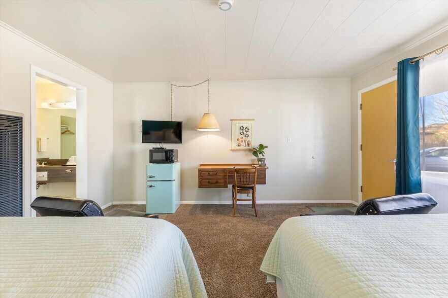 More Photos Of 1354 S 2nd St, Raton Hotel For Sale