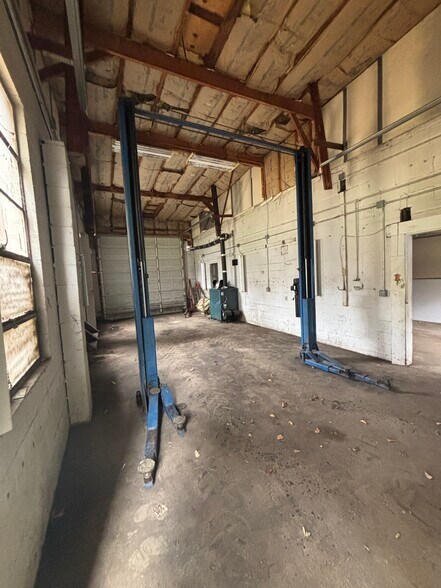 More Photos Of 25215 Vista Rd, Hollywood Flex For Lease