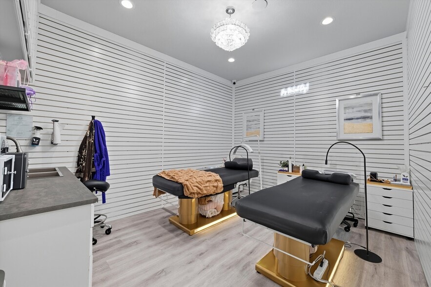 More Photos Of 450 W Harwood Rd, Hurst Freestanding For Sale