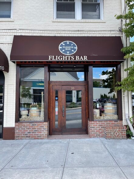 More Photos Of 10 Marble Ave, Pleasantville Bar For Lease