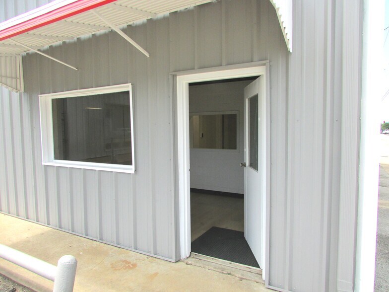 More Photos Of 1907 N 11th St, Muskogee Office For Lease