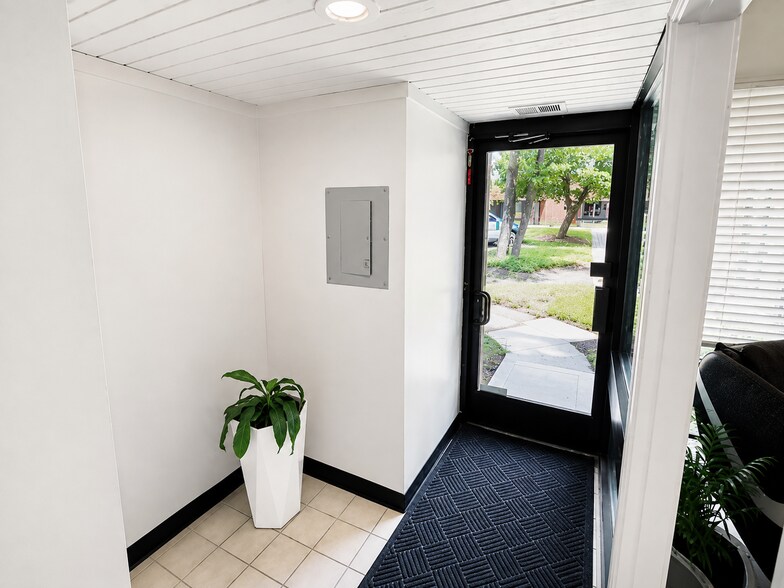 More Photos Of 935 N Plum Grove Rd, Schaumburg Office For Sale