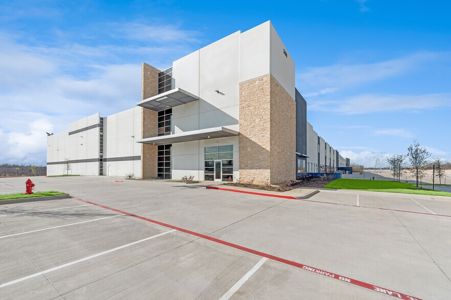 Primary Photo Of 2400 W Hunter Ferrell Rd, Grand Prairie Distribution For Lease