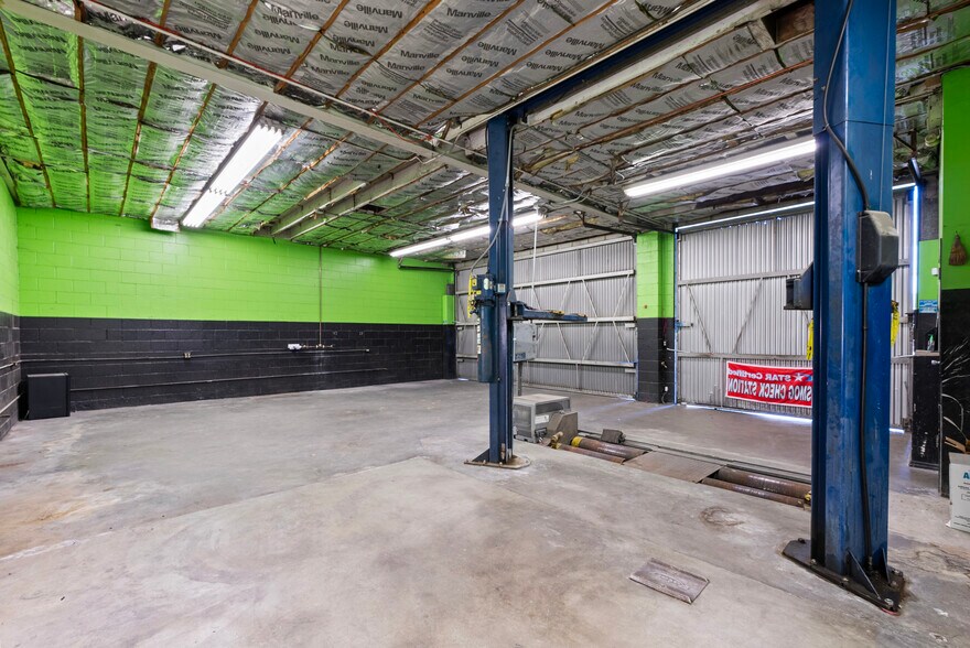 More Photos Of 9021 De Soto Ave, Canoga Park Auto Repair For Lease