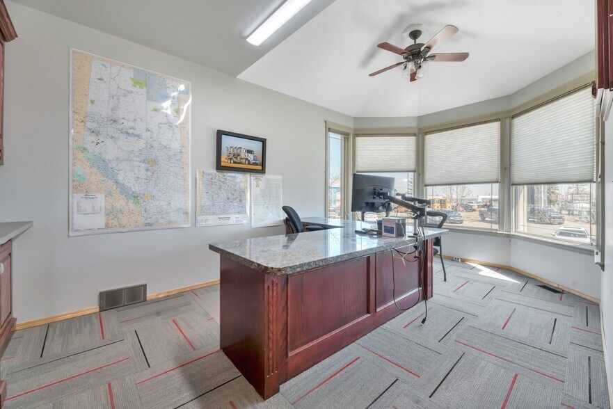 More Photos Of 118 Canal Gdns, Strathmore Light Distribution For Sale