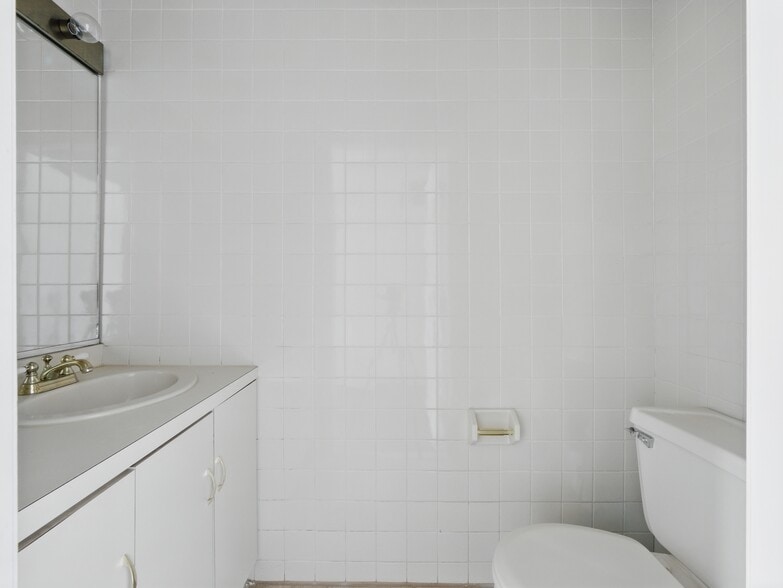 More Photos Of 16 Green St, Newark Office For Lease