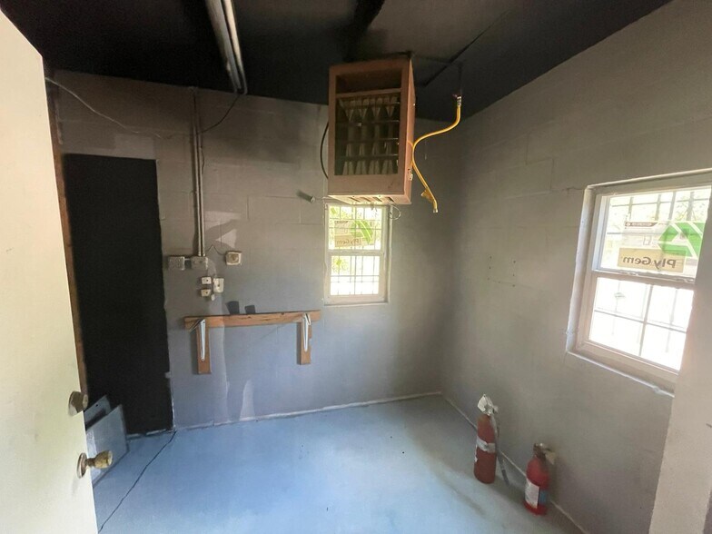 More Photos Of 1916 Cedar Dr, La Marque Restaurant For Lease