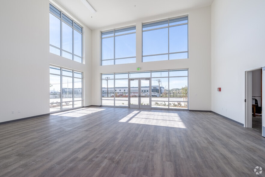 More Photos Of 19472 Cajon Blvd, San Bernardino Distribution For Lease