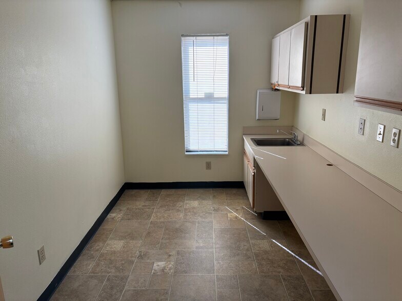 More Photos Of 1755 Airway Ave, Kingman Healthcare For Lease