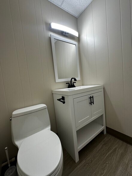 More Photos Of 810 E Main Ave, Robstown Office For Sale