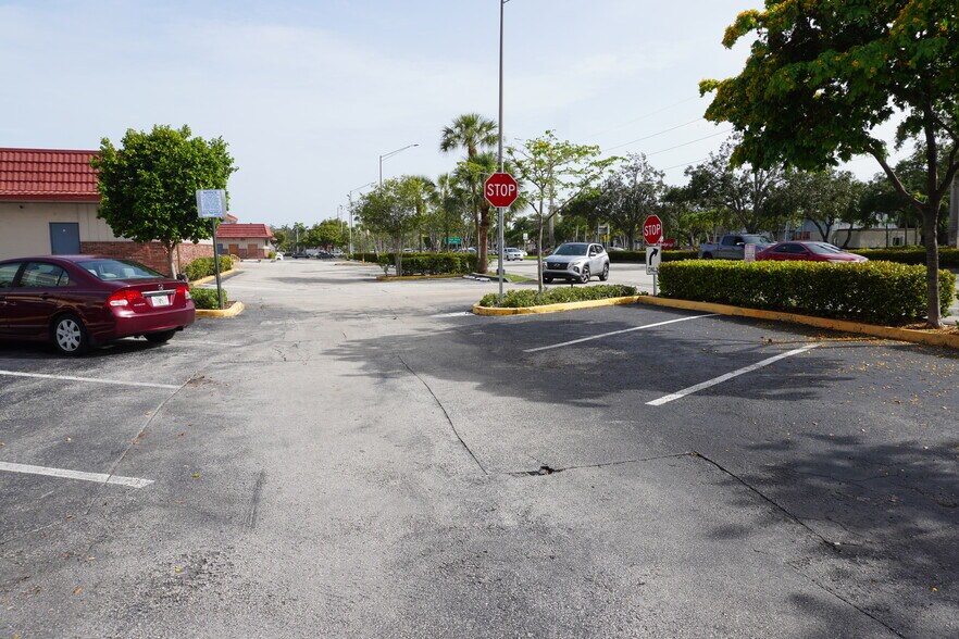 More Photos Of 2520-2650 N University Dr, Sunrise Unknown For Lease