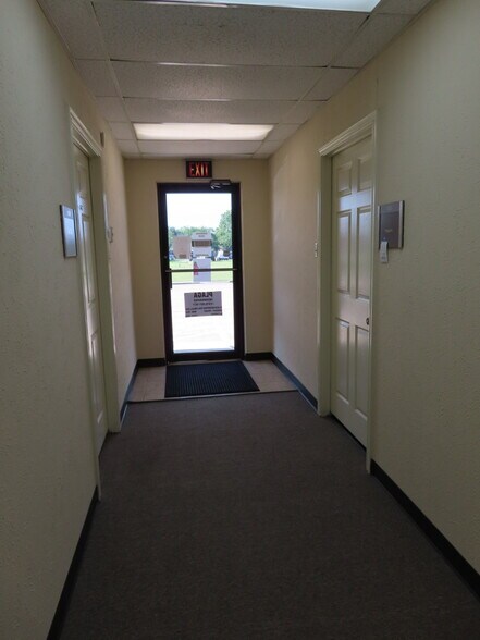 More Photos Of 1472 N Hampton Rd, DeSoto Office For Lease