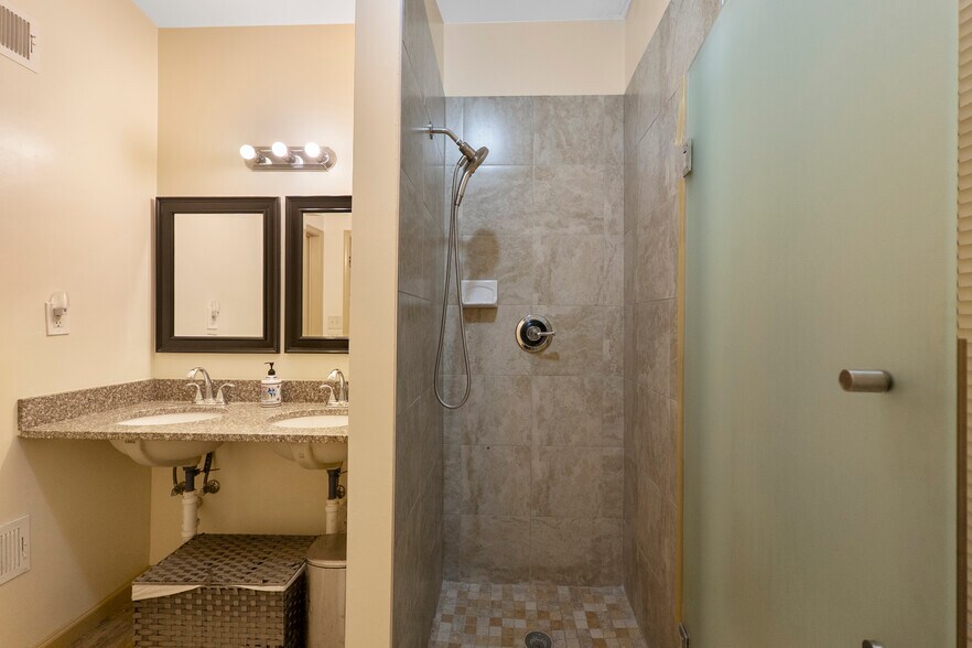 More Photos Of 1010 Pennsylvania Ave SE, Washington Hospitality For Sale