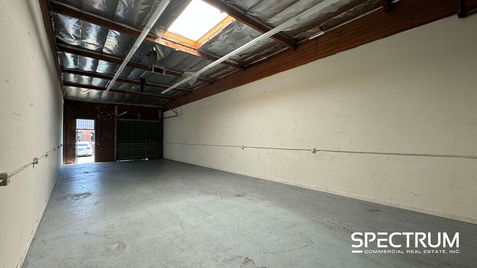 More Photos Of 14713-14721 1/2 Oxnard St, Van Nuys Warehouse For Lease