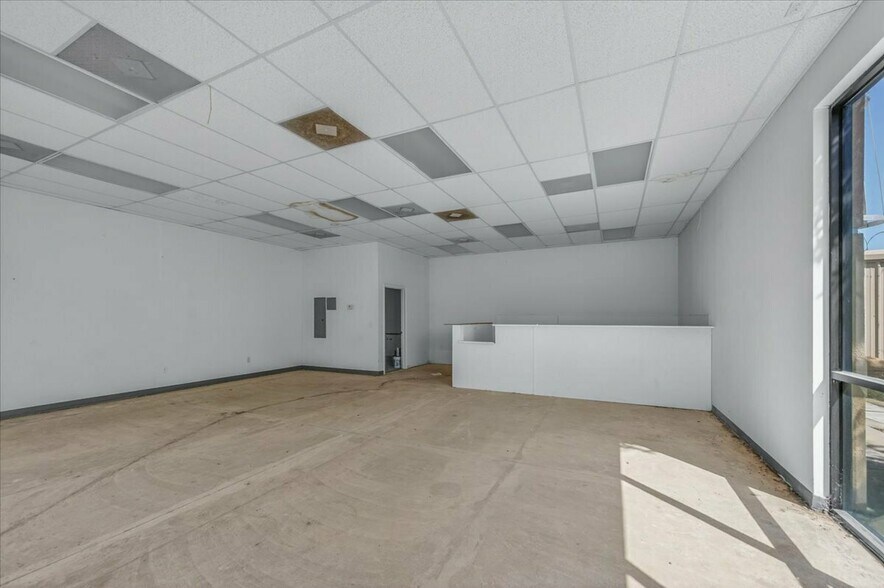 More Photos Of 8339 W Elm Ave, San Joaquin General Retail For Lease