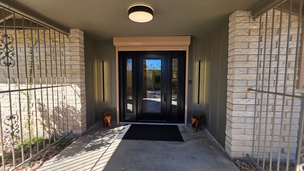 More Photos Of 3909 Vegas Dr, Las Vegas Office For Sale