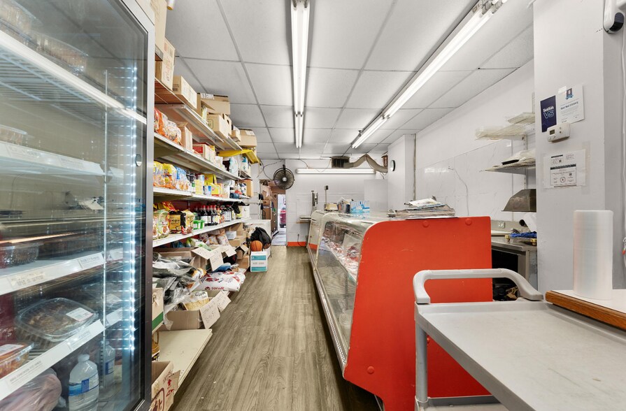 More Photos Of 676 Bloor St W, Toronto Storefront Retail Residential For Sale