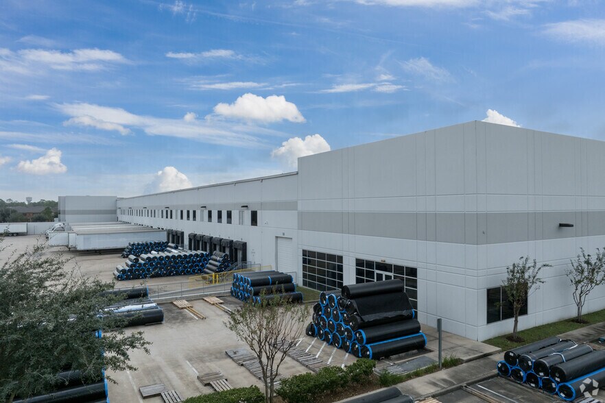 More Photos Of 300 Airtex Dr, Houston Distribution For Lease