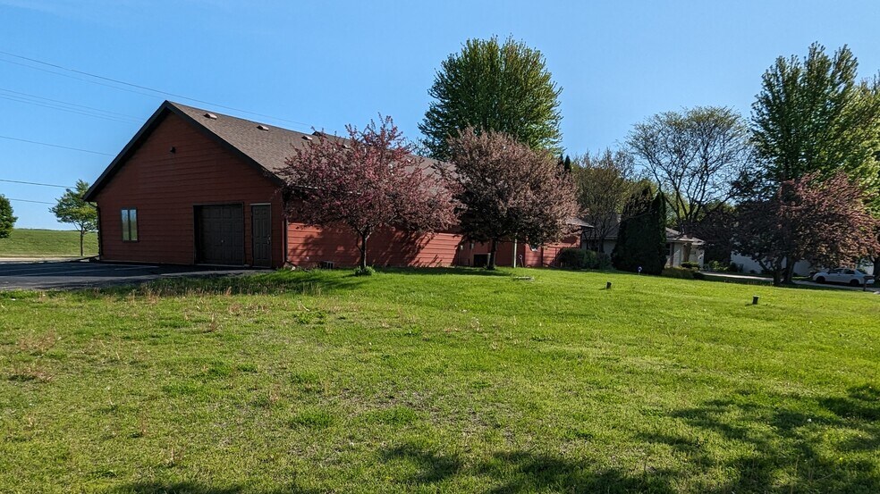 More Photos Of 1276 W Winneconne Ave, Neenah Storefront For Sale