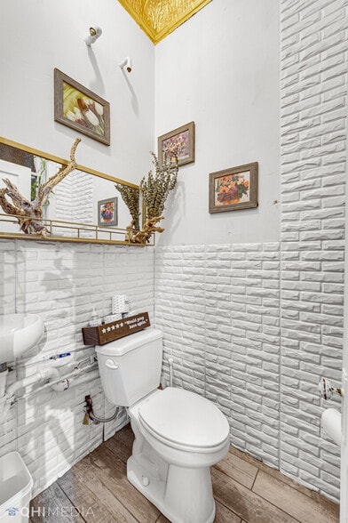More Photos Of 2312 W Touhy Ave, Chicago General Retail For Sale