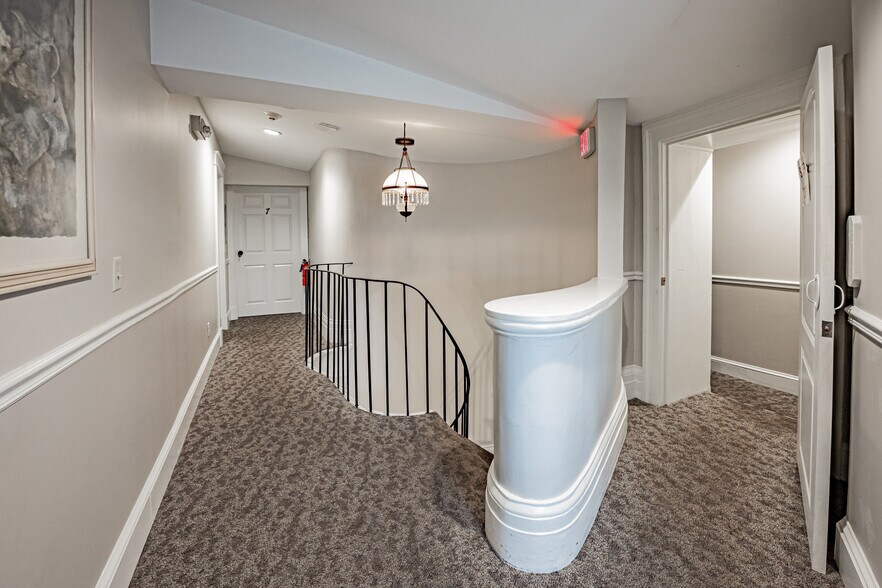 More Photos Of 310 Lake St, Wilson Hotel For Sale