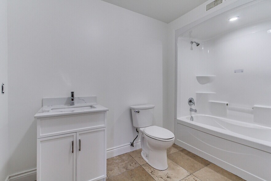 More Photos Of 395 Bay St W, Brock Office For Sale