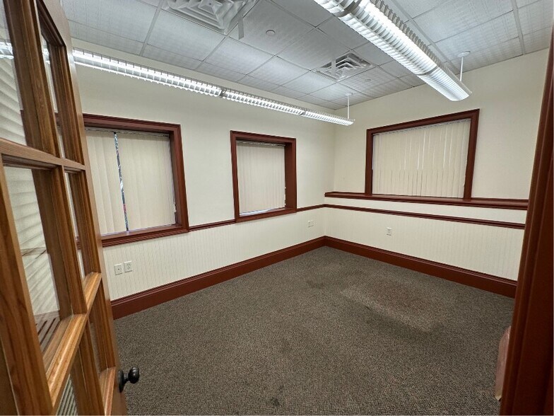 More Photos Of 95 Toledo St, Farmingdale Flex For Lease