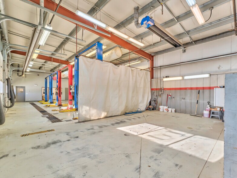 More Photos Of 1276 Trans Canada Way SE, Medicine Hat Showroom For Sale