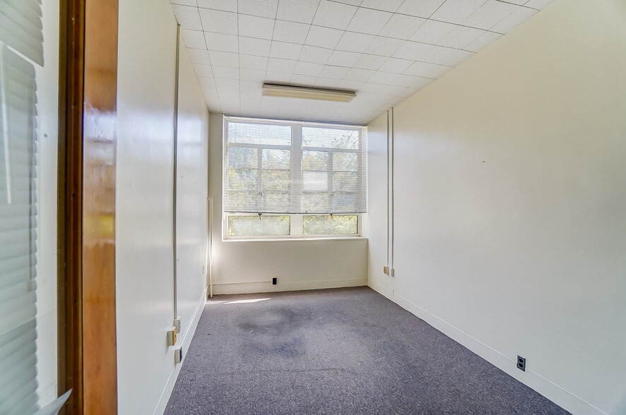 More Photos Of 800 Livermore St, Yellow Springs Research And Development For Sale