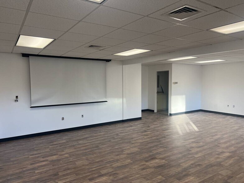 More Photos Of 275 Portsmouth Ave, Stratham Light Manufacturing For Lease